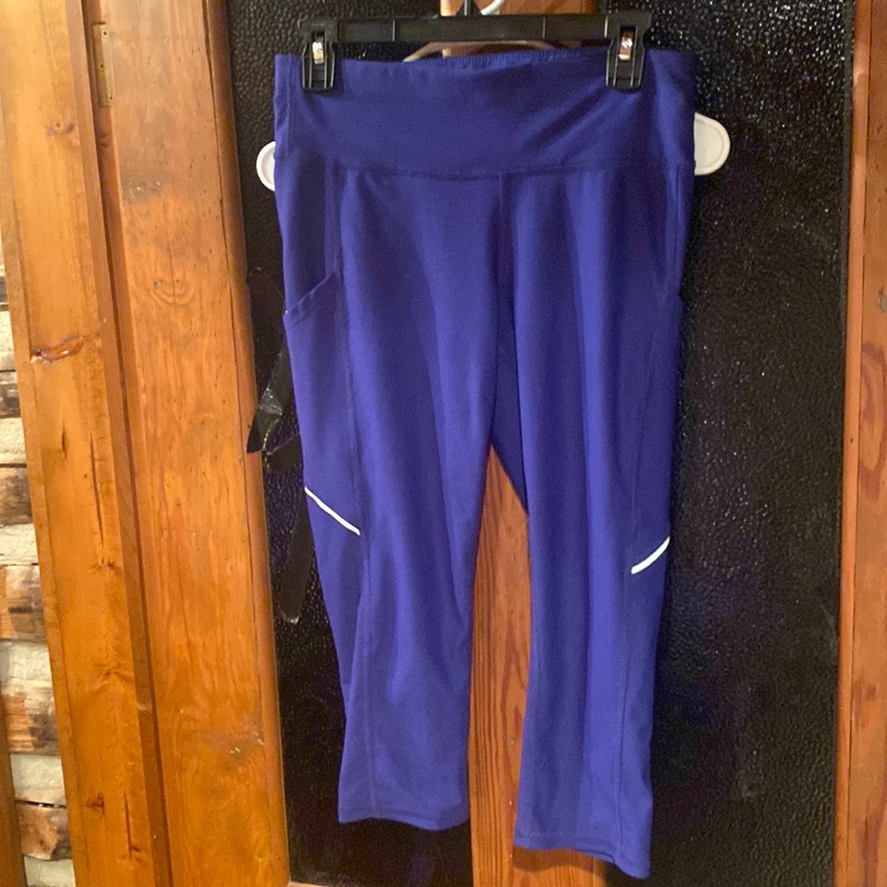 Xversion blue leggings have pockets on each size. Drawl strong size M